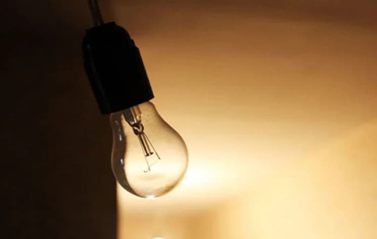 "Без світла по 4 години": черкащанка обурено звернулась до влади через нерівномірні вимкнення електроенергії